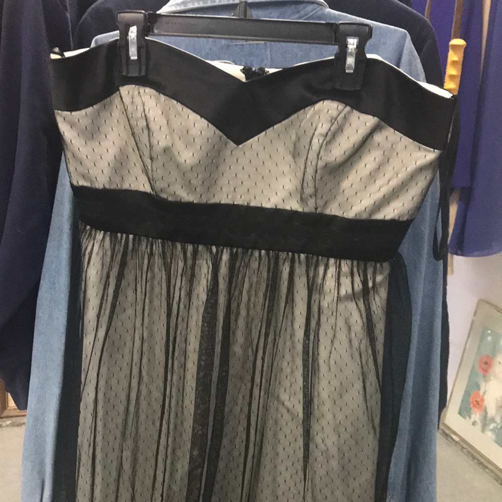 White House Black Market Strapless black and white dress - size 8